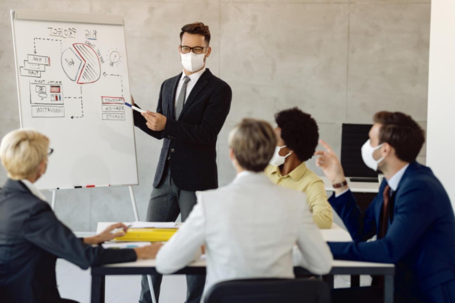 Estudiantes analizando datos financieros en sesión práctica