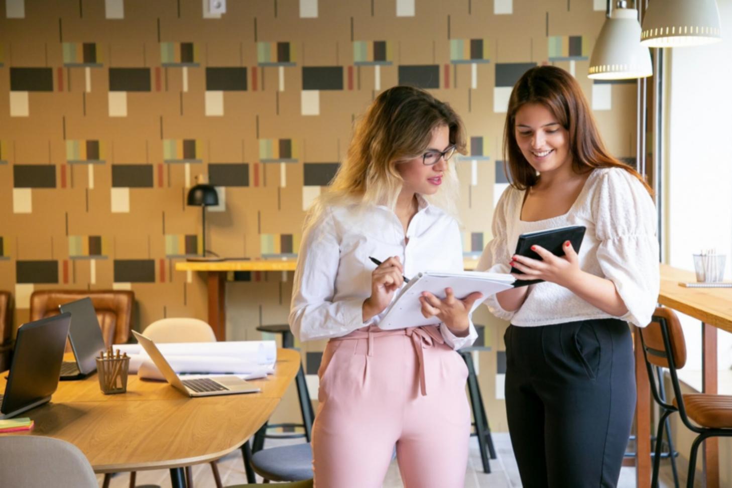 Espacio de trabajo moderno con herramientas de análisis financiero